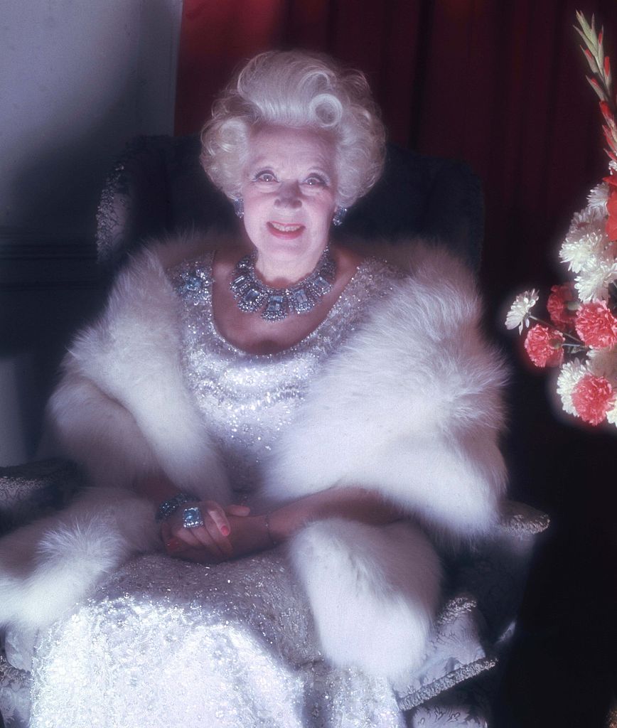 6-868px-Dame_Barbara_Cartland_Allan_Warren
